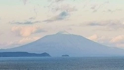 Первый снег на вершине вулкана Тятя попал в объективы камер жителей Курил