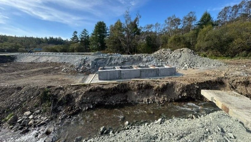 Объездной мост через реку Христофоровку строят на трассе в Охотское