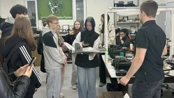 Сахалинским студентам показали процесс сборки островных беспилотников