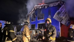 Несколько автомобилей пострадали в ходе пожара в Южно-Сахалинске 18 ноября