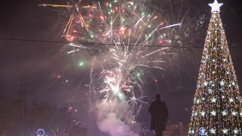 Огонь, танцы и два фейерверка в новогоднюю ночь-2019 увидели сахалинцы