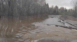 Паводок размыл дорогу к селам Смирныховского района: проезд закрыт