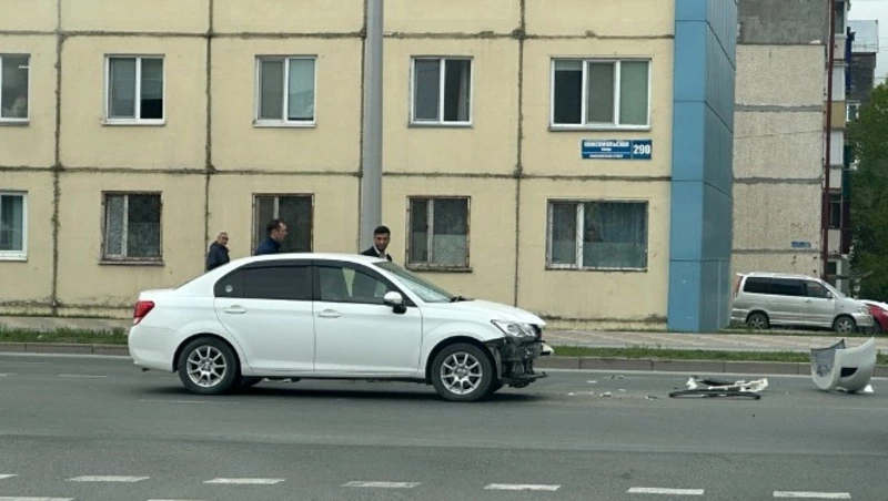 «Жестко "поздоровались"»: два автомобиля столкнулись в районе ТДЦ «Столица» в Южно-Сахалинске