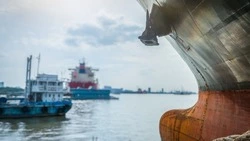 Суда продолжают обходить Ормузский пролив на фоне неоднозначных заявлений