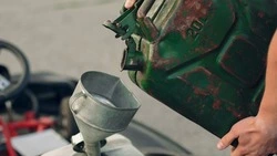Водителя-экспедитора из Корсакова осудили за продажу топлива работодателя