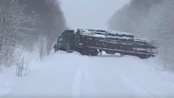 На Сахалине застрявший в метель тягач заблокировал дорогу       