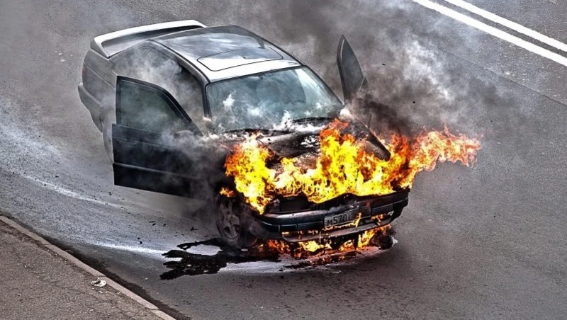 Пожарные потушили горящий автомобиль в Южно-Сахалинске