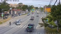 Перепутал газ и тормоз: водитель чуть не сбил пешехода на «зебре» в Южно-Сахалинске 