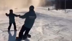 Видеофакт: сахалинцы исполнили вальс на сноубордах