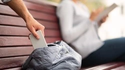 В Поронайске мужчина похитил телефоны у своих знакомых