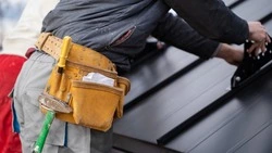 После вмешательства прокуратуры в Корсакове отремонтировали крышу и установили уличное освещение