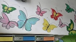 Подъезд в Поронайске превратили в сад тропических бабочек
