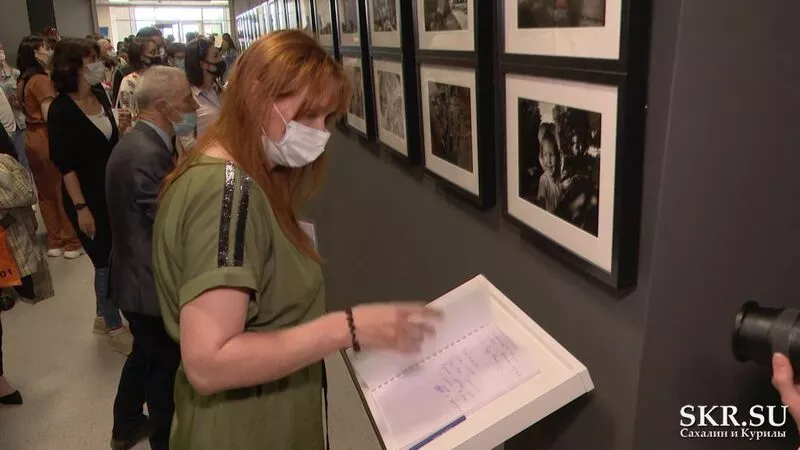 Сахалинский фотограф Дмитрий Ковалев посвятил черно-белую выставку своей неговорящей дочери Даше