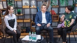 Валерий Лимаренко поздравил с наступающим 8 Марта сахалинок, оказывающих помощь бойцам СВО