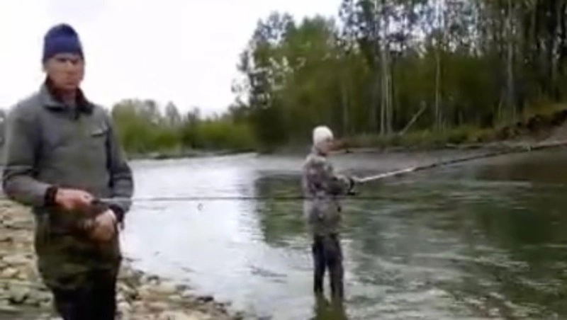 «Котлеты сегодня будут у Андрюхи»: рыбаки похвастались красноперкой в Поронайске