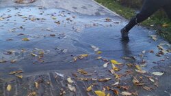 Потоп на тротуаре третьи сутки наблюдают жители столицы Сахалина
