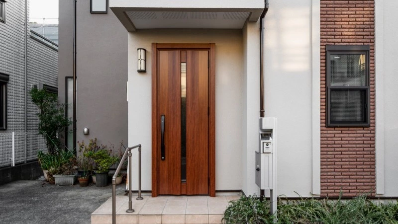 Жителя Долинского района осудят за порчу входной двери за 142 тысячи рублей