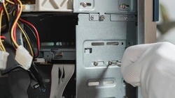 Житель Корсакова выманил более 28 тысяч у знакомой под видом ремонта компьютера