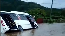Автобус съехал в кювет с затопленной дороги на Сахалине 