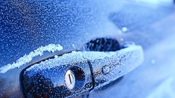«Аж замки замерзли»: водители показали, какие морозы ударили по югу Сахалина