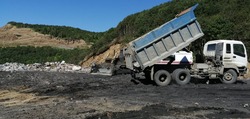 Два участка горящей свалки в Холмске невозможно потушить из-за склона сопки