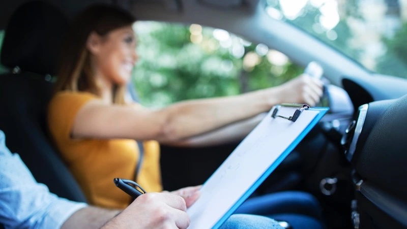 Будущих водителей хотят обязать пересдавать теорию при несдаче практики в срок