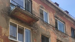 В Холмске прокуратура заставила УК установить ограждение балкона в жилом доме, снесенного лавиной