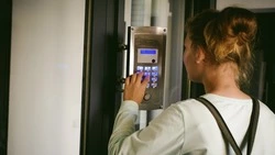 МинЖКХ Сахалина проведет масштабную проверку лифтов после инцидента с застрявшей семьей