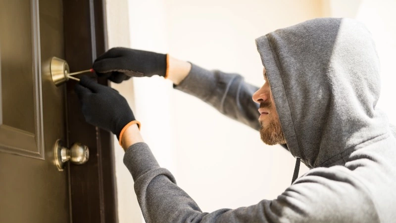 Житель Тымовского пришел мириться к другу и обокрал его квартиру