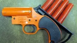 Сахалинец чудом не убил приятеля из ракетницы