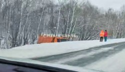 КамАЗ улетел в кювет в Долинском районе
