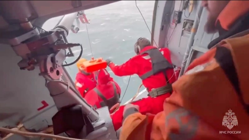 Спасатели эвакуировали пострадавшего моряка у берегов Сахалина