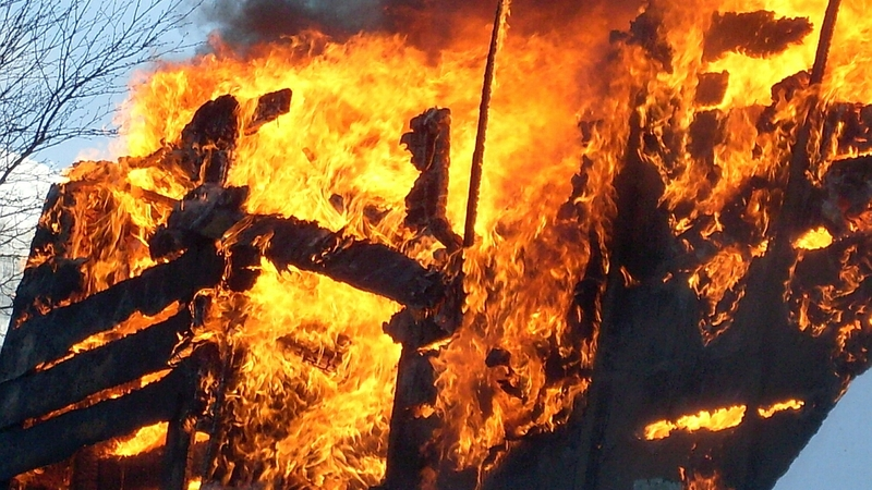 В сахалинском селе Пятиречье пожарные пытаются потушить ферму