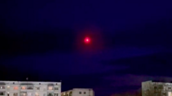 Еще один «НЛО» или обломки кометы. Красный объект в небе заметили жители севера Сахалина