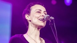 Певица Юлия Чичерина исполнила песню про Сахалин на фестивале «Своих не бросаем»
