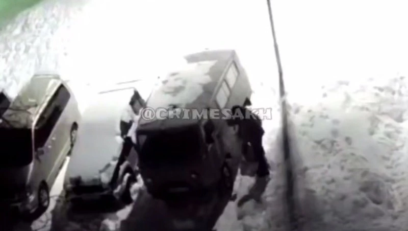 «Джентльмены удачи» обворовывают автомобили в Охе