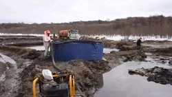 Специалисты Росприроднадзора устраняют последствия утечки нефти в поселке Ногликского района
