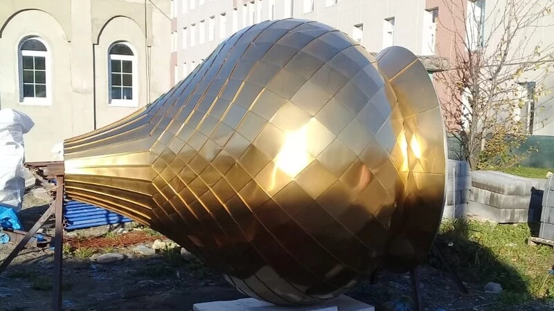 На новый храм в Южно-Сахалинске установили купол с крестом