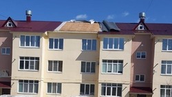 «Ветра особо и не было»: у трехэтажки на юге Сахалина сорвало крышу