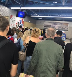 Сотни пассажиров столпились в ожидании багажа в аэропорту Южно-Сахалинска