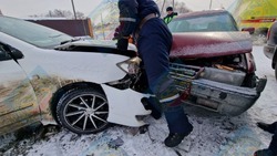 Два автомобиля повредили капоты в результате ДТП в Южно-Сахалинске