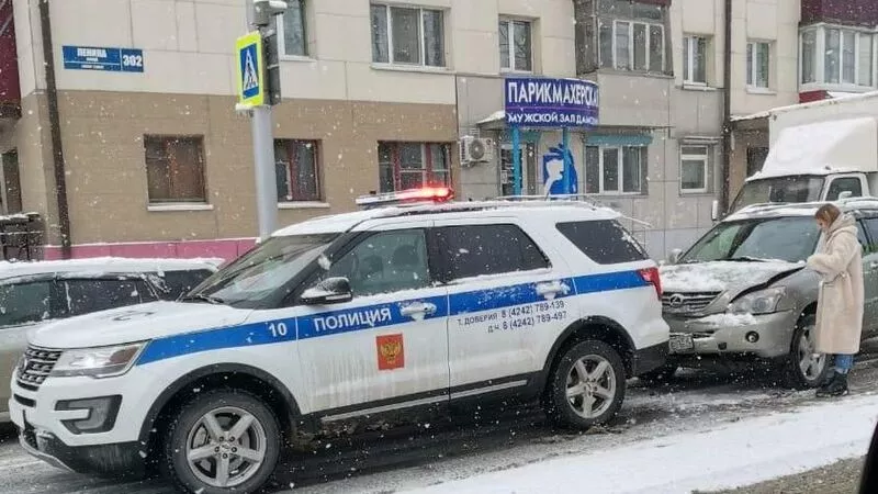 День ДТП: в Южно-Сахалинске из-за гололеда бьются маршрутки, джипы и полицейские машины