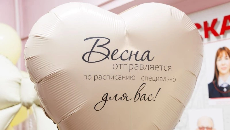 Пассажирок утреннего поезда в Южно-Сахалинске встретили необычным сюрпризом