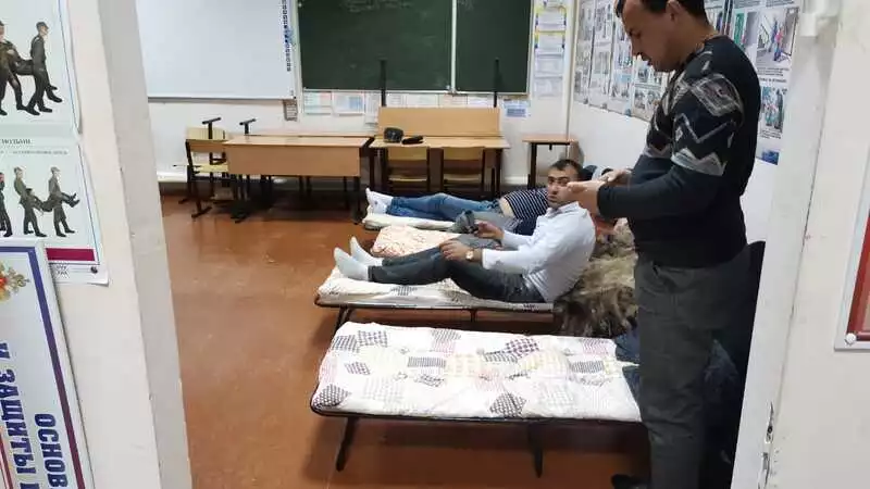 Три десятка сахалинцев попали в снежную ловушку и провели ночь в школе