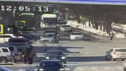 Белая Toyota «сбрила» бампер легковому автомобилю на перекрестке в Южно-Сахалинске