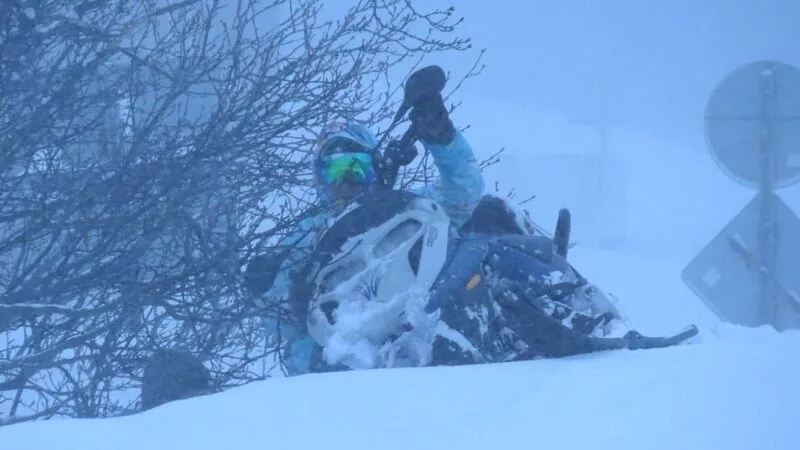 После метели жители Северо-Курильска ходят домой через чердак и ездят в магазин на снегоходах