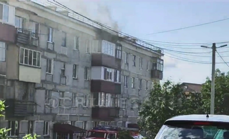 Крыша пятиэтажного дома полыхает в Долинске