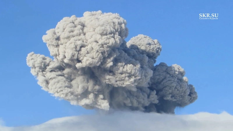 Вулкан Эбеко закрыл небо на Курилах