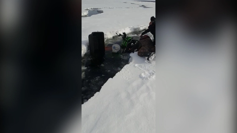 Сотни рыбаков пытаются спастись бегством. В воде уже утонул снегоход