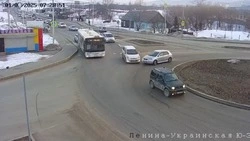 Две легковушки столкнулись на кольце Ленина — Украинская в Южно-Сахалинске